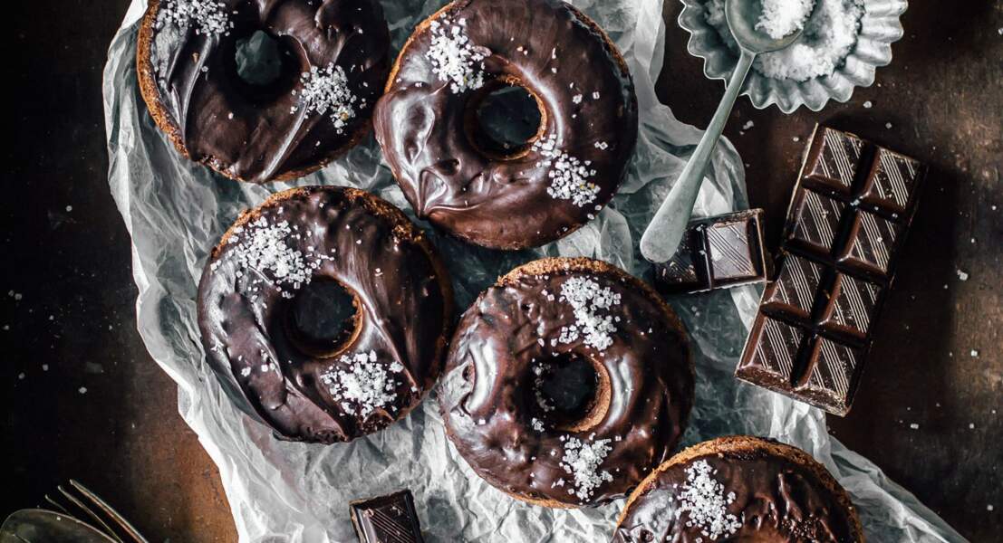Donuts au chocolat noir salé