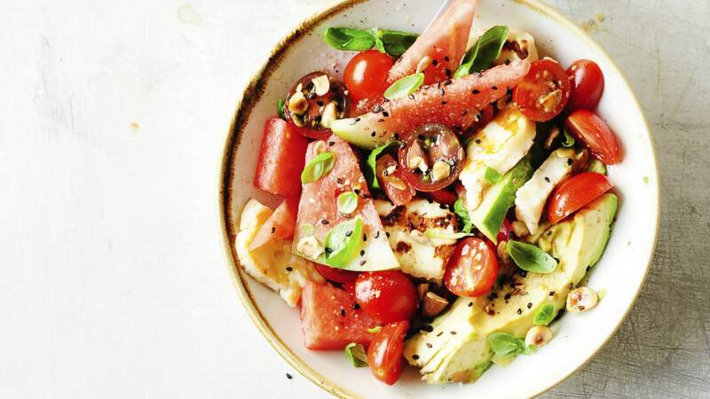 Salade estivale aux tomates cerises, avocat et pastèque 
