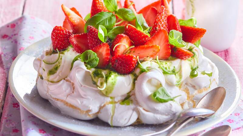 Pavlova aux fraises et coulis de basilic