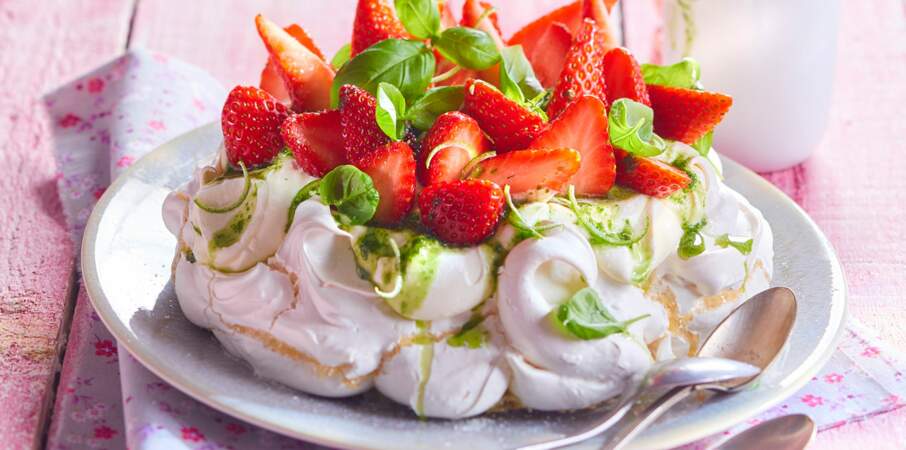 Pavlova aux fraises et coulis de basilic