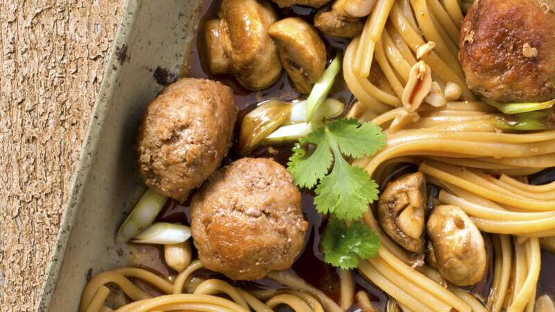 One pot nouilles asiatiques, champignons et boulettes de veau