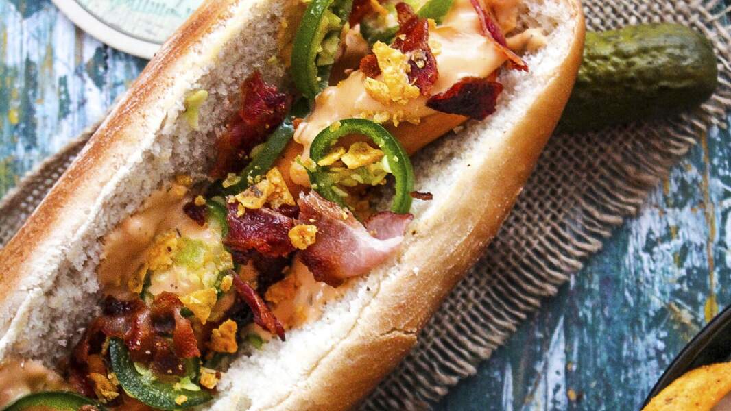 Hot-dog au bacon croustillant et au piment