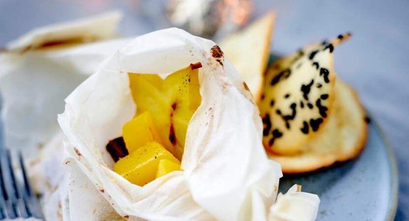 Papillote de mangue et carambole aux épices, tuiles au sésame