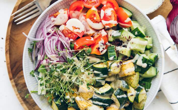 Grande salade composée de légumes