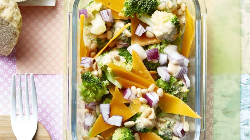 Salade de brocoli à la mimolette et pignons de pin