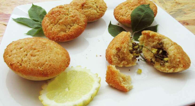 Cookies maison farcis fleurs de sureau et zeste de citron jaune