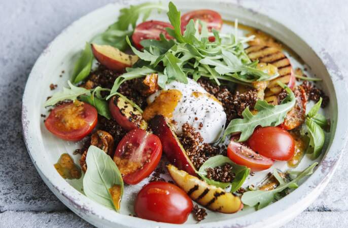 Salade de quinoa rouge à la mozzarella, tomates cerises et pêches grillées	