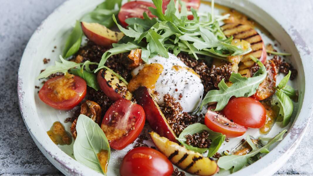 Salade de quinoa rouge à la mozzarella, tomates cerises et pêches grillées	