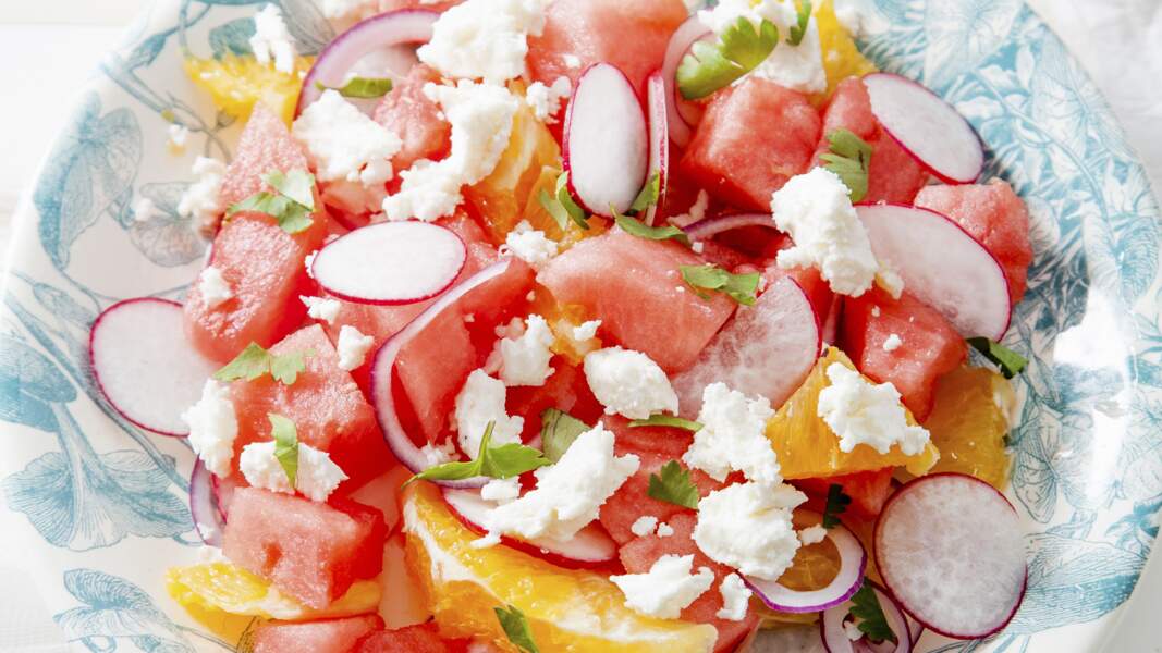 Salade de melon d'eau à l'orange, radis et oignon rouge	