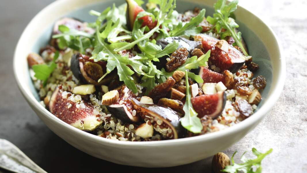 Salade de figues, quinoa, roquette, amandes et raisins secs	 