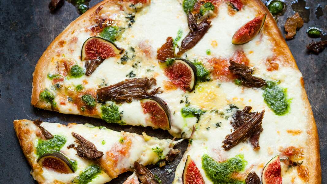 Pizza, fromage, champignons, figues et pesto 	 