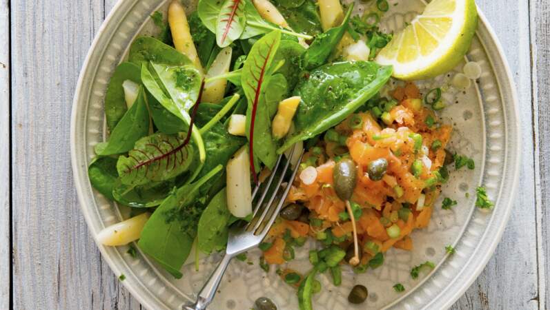 Tartare de saumon et salade aux asperges