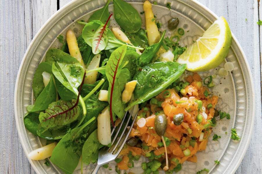 Tartare de saumon et salade aux asperges