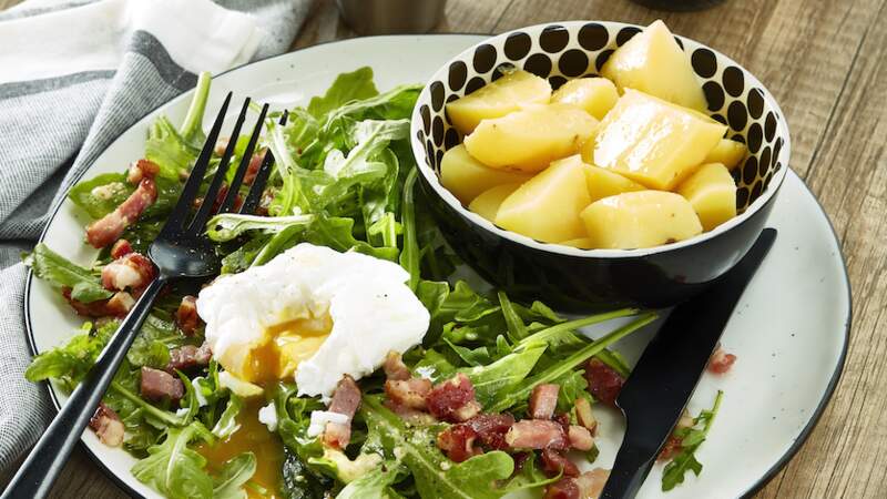 Salade de pissenlits à l'œuf poché, lardons et pommes de terre 