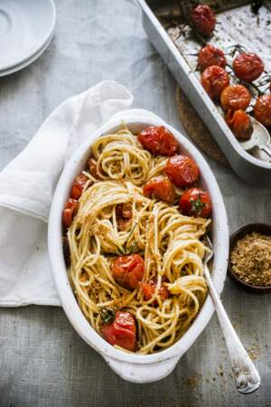 Spaghettis aux tomates cerise et miettes de pain