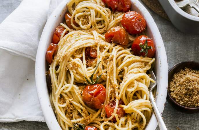 Spaghettis aux tomates cerise et miettes de pain