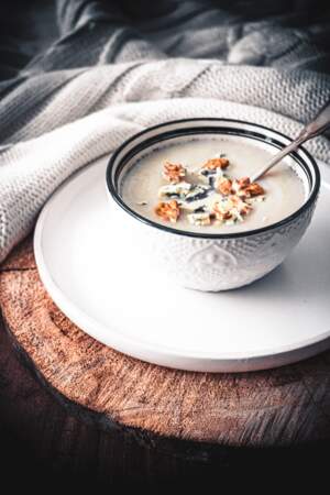 Bol de soupe au chou-fleur bleu d’Auvergne et noix