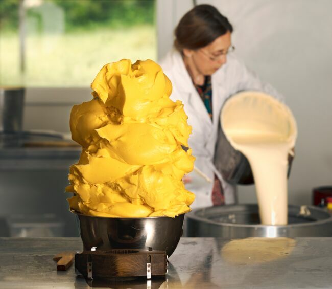 Le beurre est jaune lumineux comme les boutons d’or et les fleurs de pissenlit des prés alentours.