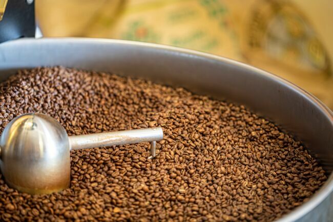 Couleur caramel ou chocolat sombre, les centaines de grains de café tournent en vagues lentes.