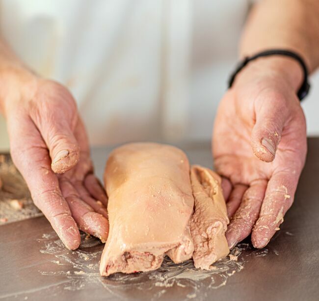 Plus gros que celui du canard, le foie gras d’oie entier pèse entre 600 et 800 g. Il se distingue par un goût plus doux et peut-être plus raffiné et long en bouche.