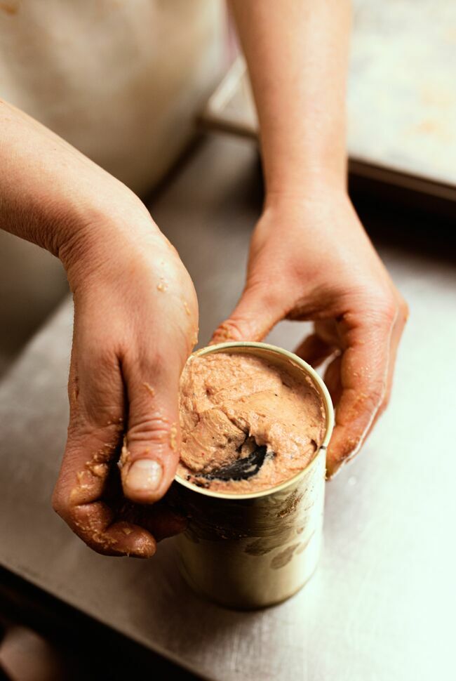 Agrémenté de truffes du Périgord, le foie gras est mis en conserve. Cuit ou mi-cuit ? Tout est question de temps et de température de cuisson.