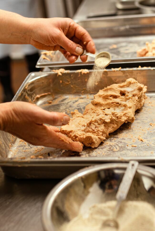 Après avoir retiré les veines du foie gras, l’artisan l’assaisonne de sel et de poivre.