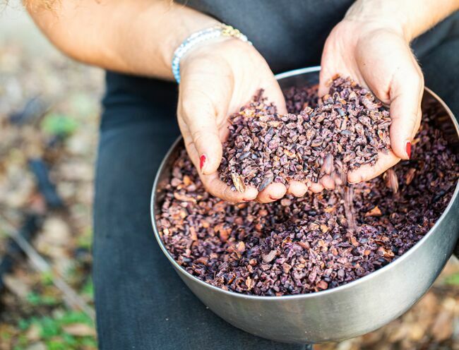 Le cacao fermenté et séché est broyé avant d’être malaxé pour se liquéfier en chocolat.