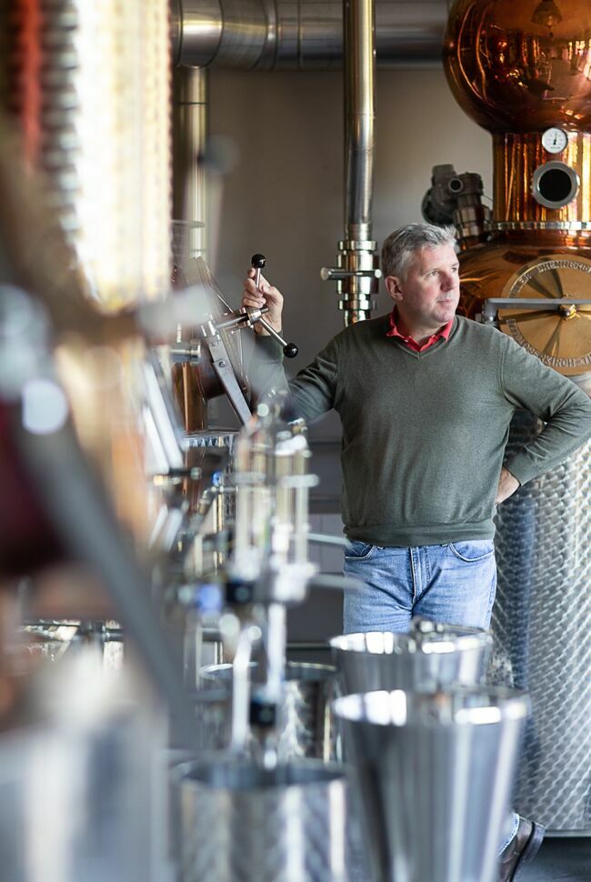 Nicolas Lombard a pris les rênes de la distillerie Nusbaumer, qui élabore des eaux-de-vie depuis plus de 75 ans.