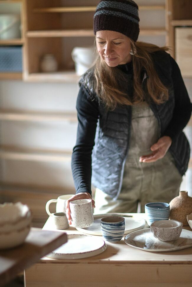 Cécile Ballauri, dans son atelier de poteries au pied du Mont-Blanc.
