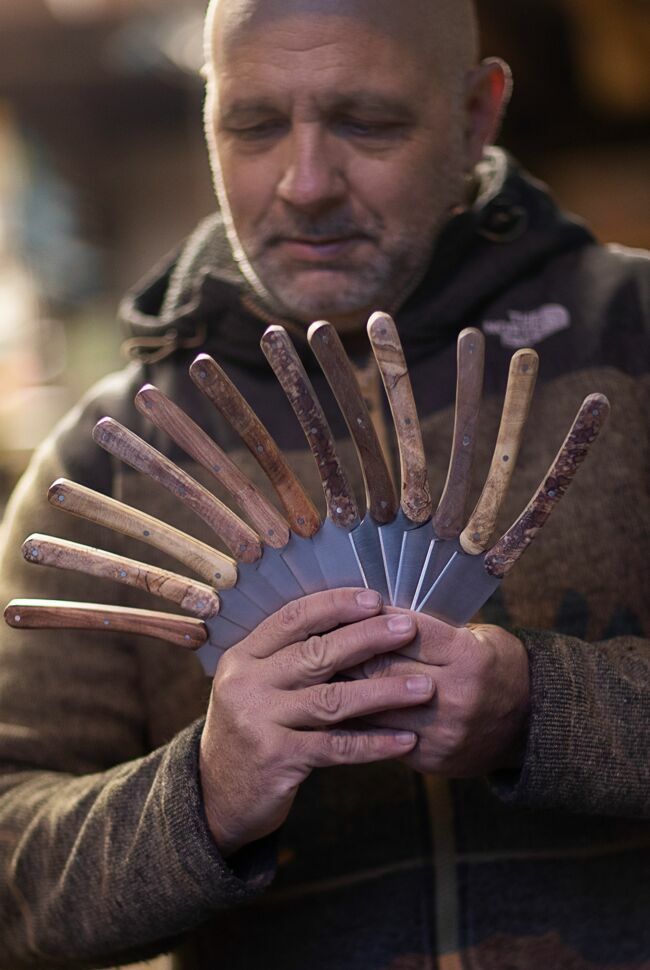 Jérôme Leprêtre travaille le bois, le cuir, le métal et la résine dans sa forge de Chamonix.