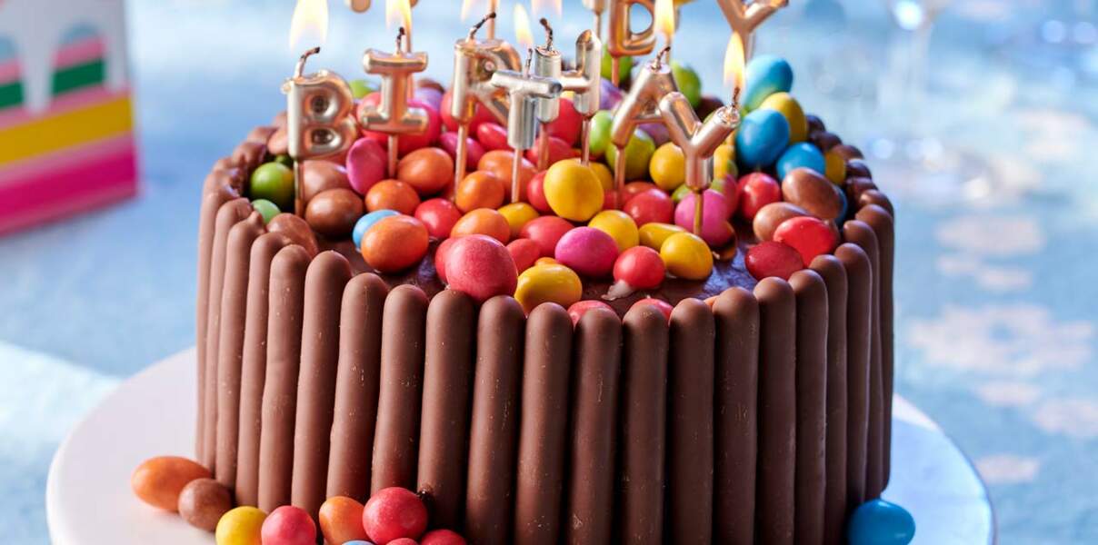 Gâteau d'anniversaire multicolore