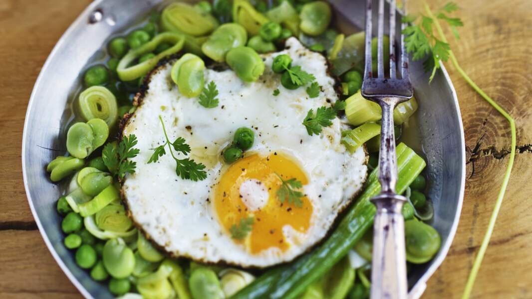 Poêlée de légumes verts et œuf au plat