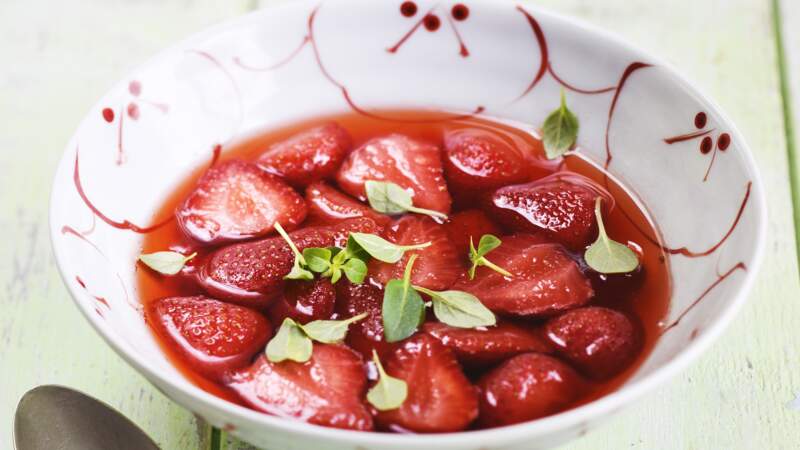 Nage de fraises au sirop et basilic 