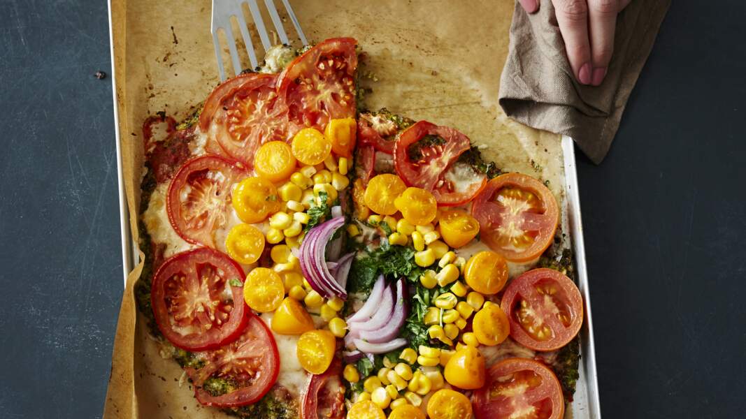 Pizza arc-en-ciel aux tomates et maïs