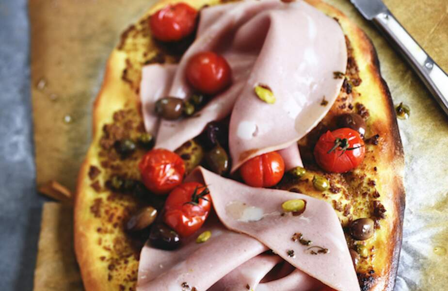Pizza à la tapenade mortadelle aux pistaches et tomates cerise