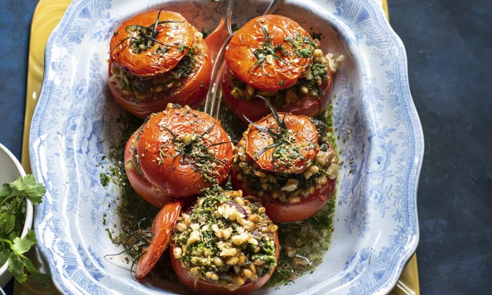Tomates farcies à l'orge perlé et pesto de persil		