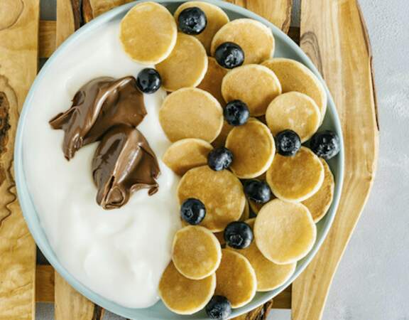 Bowl de mini-pancakes yaourt pâte à tartiner et myrtilles