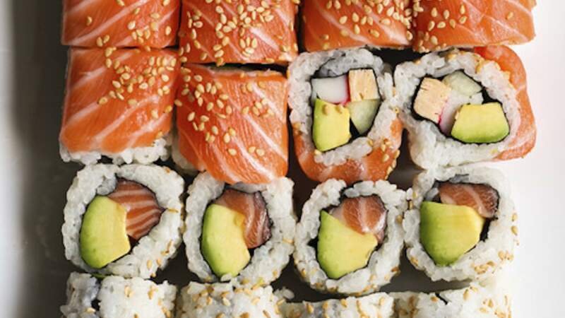 Sushi rolls saumon avocat		