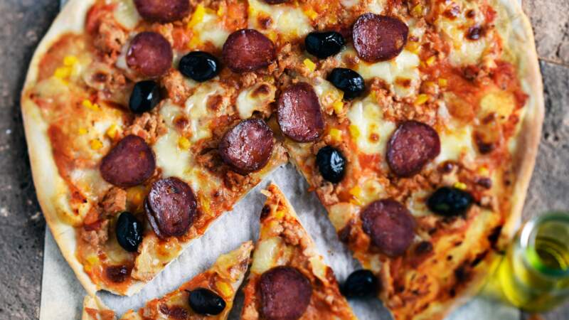 Pizza au thon, poivron, chorizo et mozzarella 		