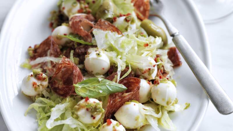 Salade antipasti avec salami et bocconcini 		