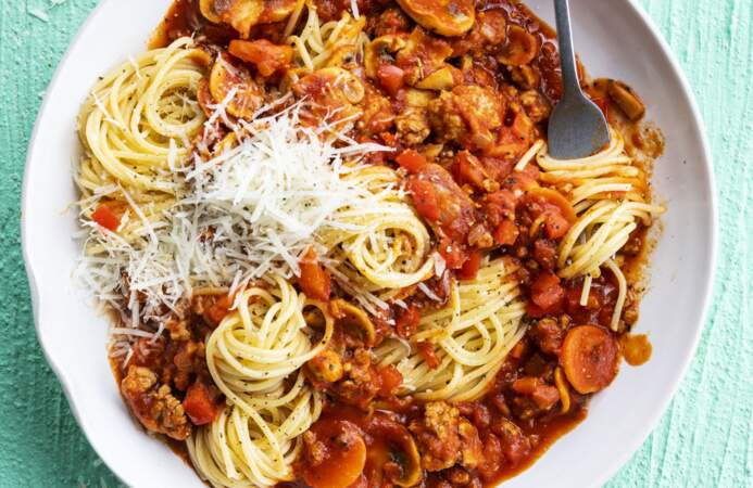 Classique spaghettis bolognaise aux champignons et fromage 		