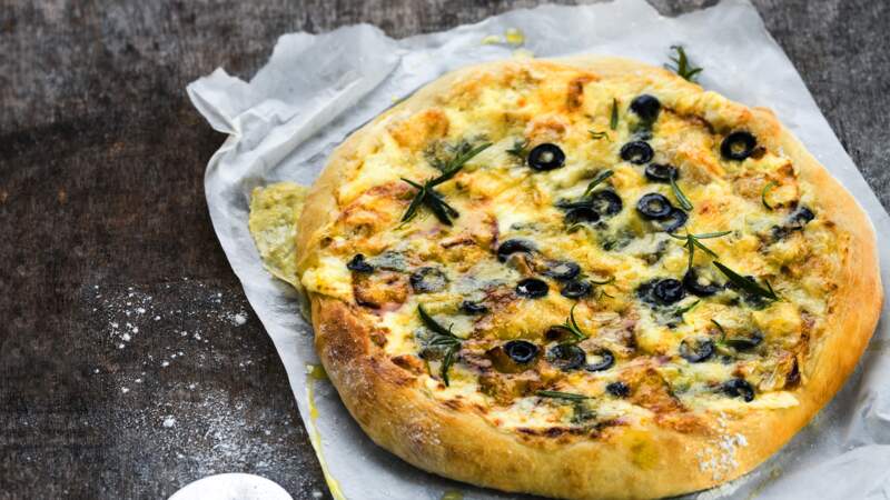 Pizza aux restes de fromages et olives noires