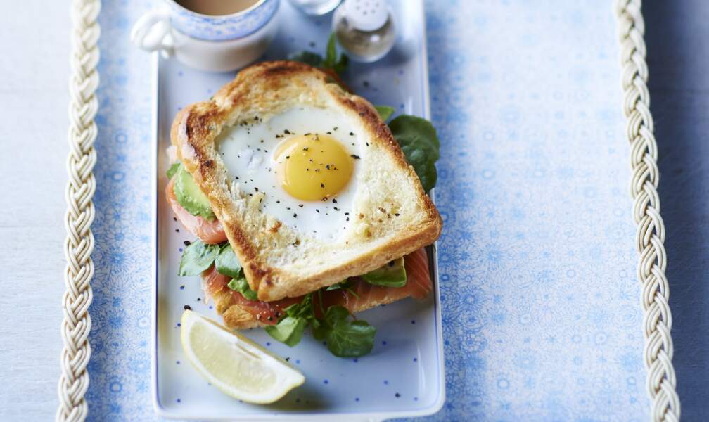 Toast à l’œuf en croque saumon