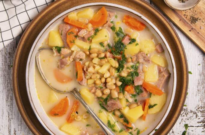 Soupe de pommes de terre, haricots blancs, carottes et bacon 	