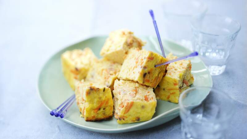 Cubes d'omelette aux légumes et au fromage pour l'apéro	