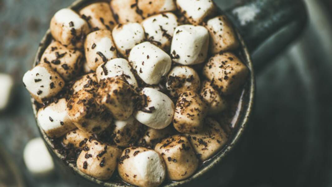 Chocolat chaud aux mini marshmallows et chocolat rapé		