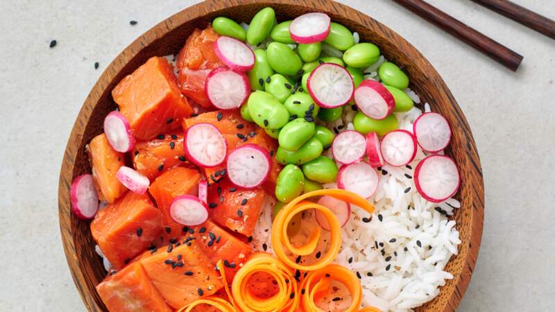 Poke bowl de saumon, edamame, carottes et radis 		