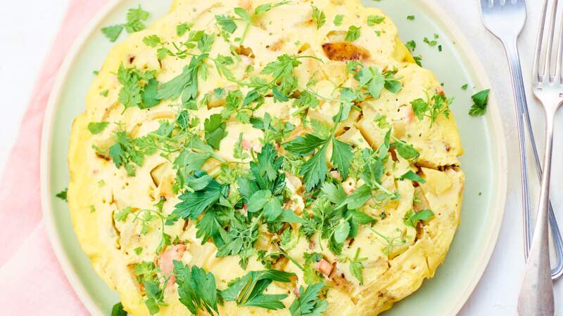 Omelette aux lardons, pommes de terre et herbes 