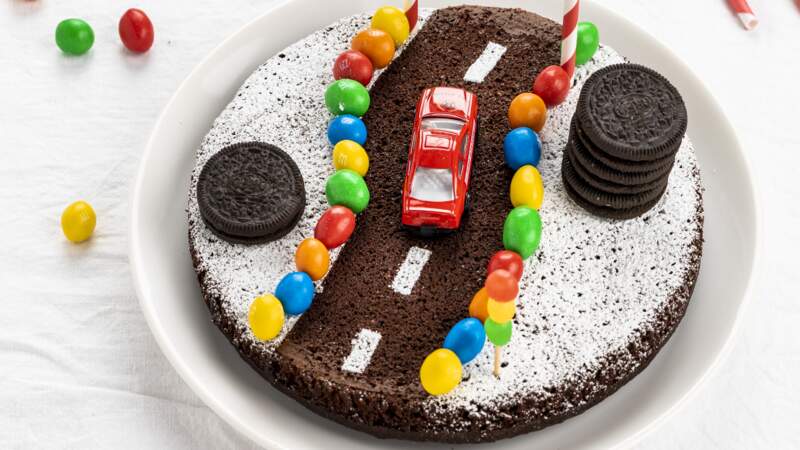 Gâteau au chocolat façon circuit de voitures 		