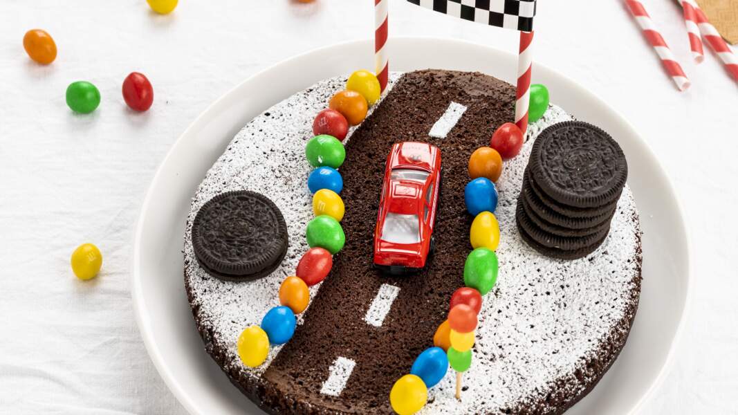 Gâteau au chocolat façon circuit de voitures 		